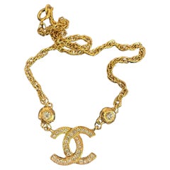 Collana Chanel Vintage con ciondolo CC in cristallo d'oro