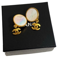 Orecchini CC Chanel in oro e madreperla vintage