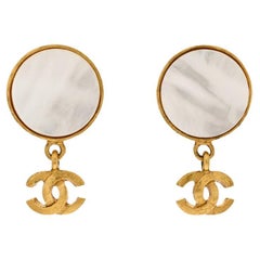 Orecchini CC Chanel in oro e madreperla vintage