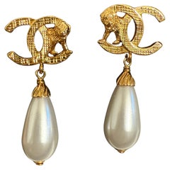 Orecchini a goccia con perle CC di Chanel in oro