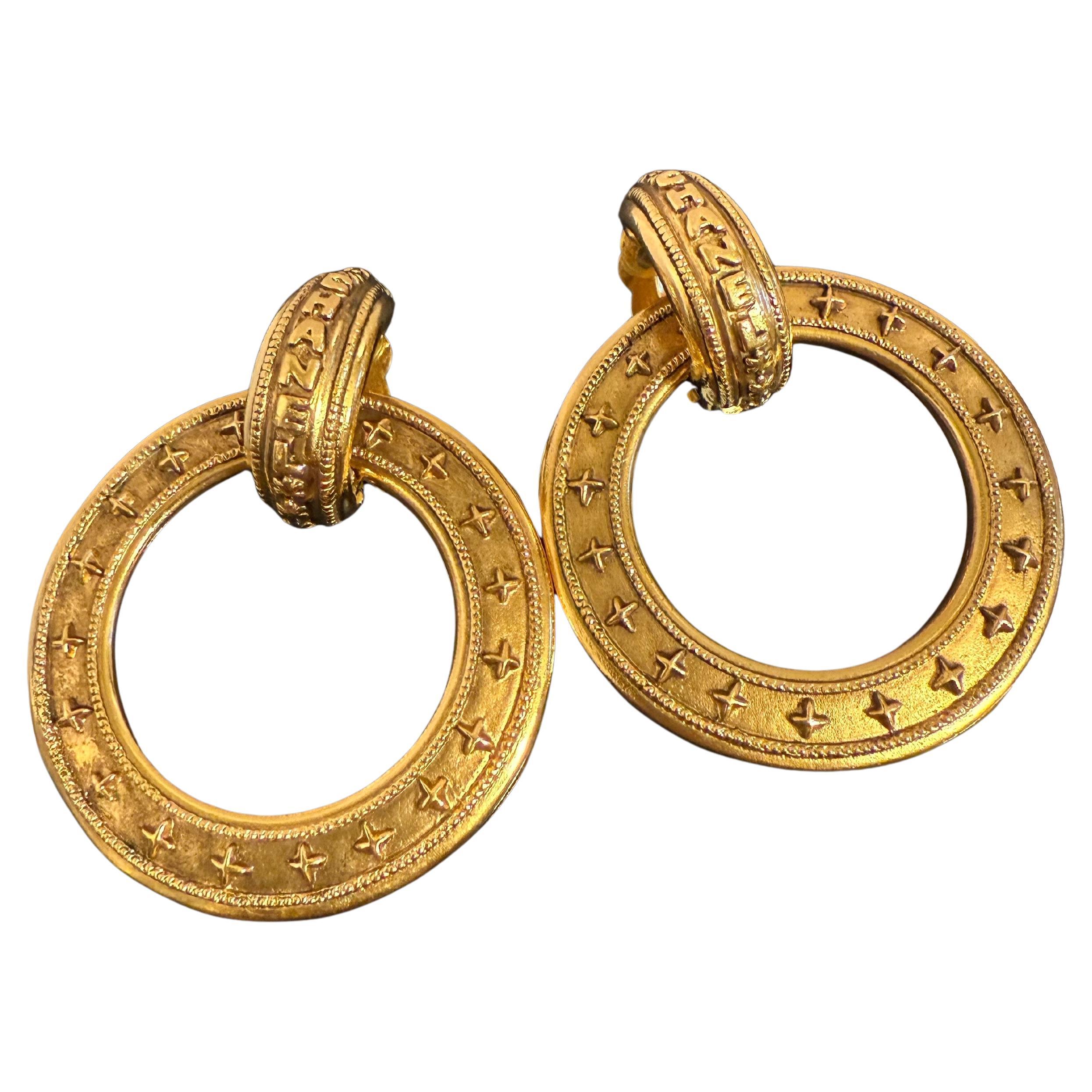 Orecchini a cerchio con pendente "Chanel" in oro vintage