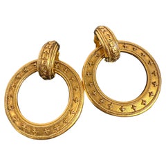 Orecchini a cerchio con pendente "Chanel" in oro vintage
