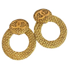 Orecchini a cerchio con logo CC in oro vintage di CHANEL