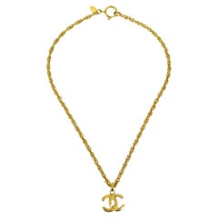 CHANEL Collar colgante CC de oro vintage, años 1990-2000