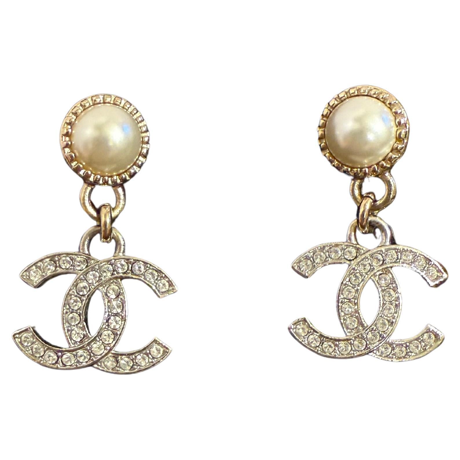Chanel 2024 Orecchini eleganti con perle e cristalli con logo CC