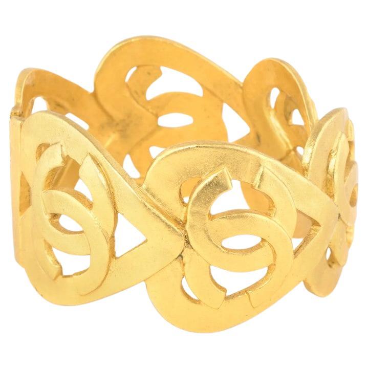 CHANEL Pulsera brazalete vintage dorada Corazón CC Logotipo