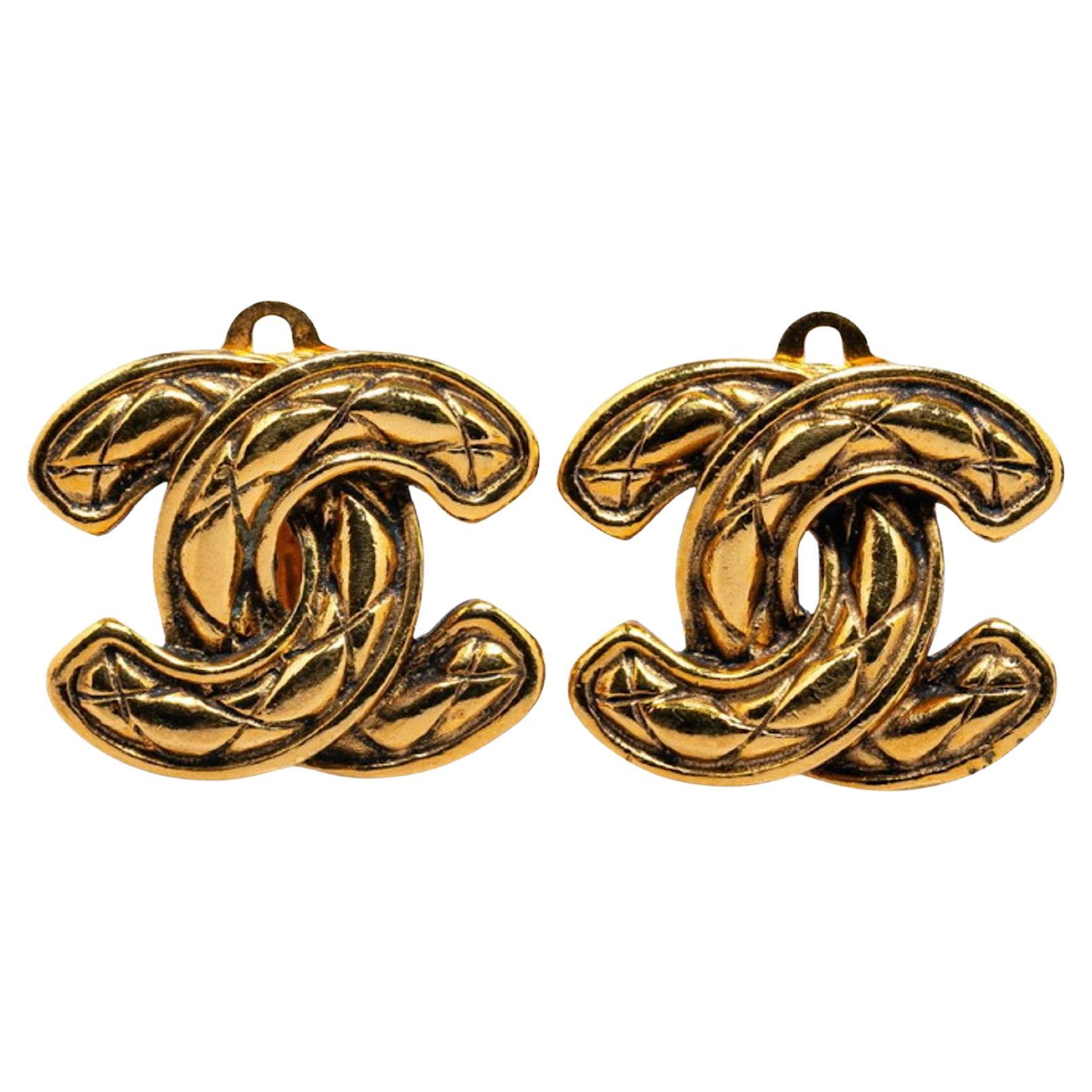Orecchini a clip Chanel vintage in oro con diamanti trapuntati, anni 1980-1990