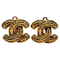 Orecchini a clip Chanel vintage in oro con diamanti trapuntati, anni 1980-1990