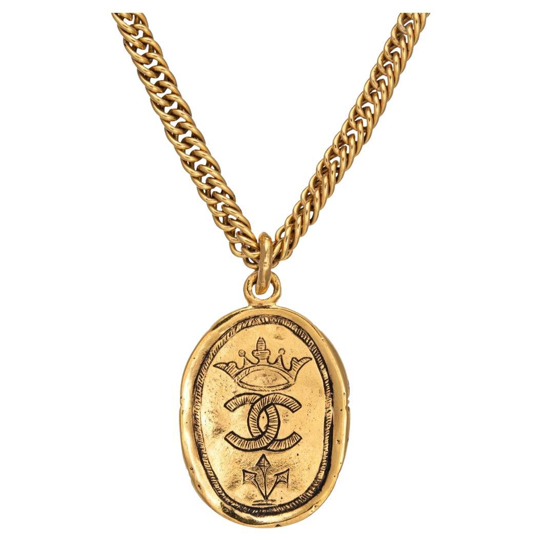 Collana a catena lunga con logo Chanel Crown CC in oro, circa anni '80 in vendita