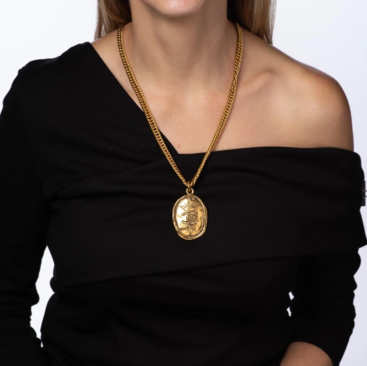 Elegante collana lunga con logo Chanel Crown CC realizzata in tonalità oro, una collana favolosa da indossare da sola come pezzo forte o da abbinare a gioielli di ogni epoca.
100% autentico
Prodotto in Francia
Collection'S 26
Misura: lunghezza della