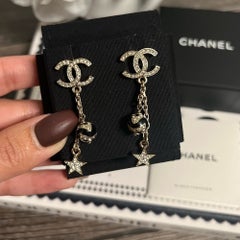Pendientes colgantes con dijes en forma de estrella CC de cristal plateado de CHANEL