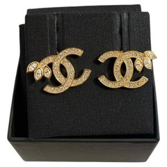 Pendientes de botón grandes de Chanel con el motivo floral CC y cristales dorados