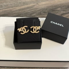 Pendientes de botón grandes de Chanel con el motivo floral CC y cristales dorados