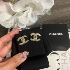 Pendientes clásicos de botón CC de CHANEL, grandes, con cristales dorados