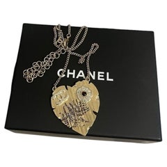 Ciondolo CHANEL a forma di cuore e foglia con cristalli dorati CC