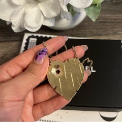 Ciondolo CHANEL a forma di cuore e foglia con cristalli dorati CC
