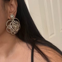 Chanel Clip-On-Ohrhänger mit Kamelienmotiv aus Kunstperlen und Kristallen im CC-Design