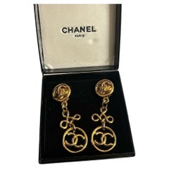 CHANEL Vintage-Ohrclips mit goldenem CC-Logo und Knoten-Anhänger