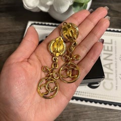 CHANEL Vintage-Ohrclips mit goldenem CC-Logo und Knoten-Anhänger