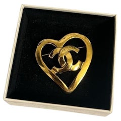 CHANEL Vintage-Brosche mit goldenem CC-Logo in Herzform
