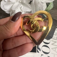 CHANEL Vintage-Brosche mit goldenem CC-Logo in Herzform