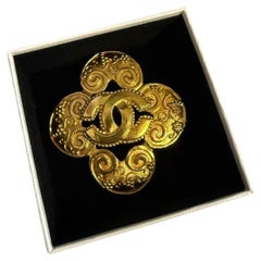 CHANEL Vintage Gold CC Textured Clover Brooch