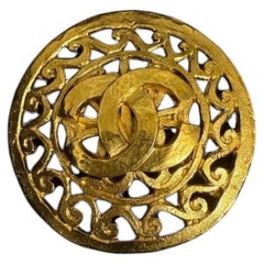 CHANEL Vintage Gold CC Filigree Circle Brooch