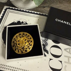 CHANEL Vintage Gold CC Filigree Circle Brooch