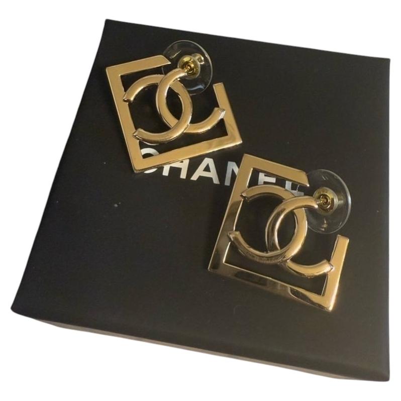 Pendientes colgantes de CHANEL con aro cuadrado grande dorado con el motivo CC en venta