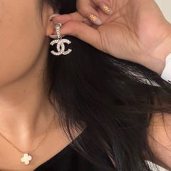 Orecchini pendenti CHANEL con cristalli argentati a forma di CC