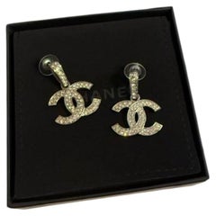 Pendientes colgantes CHANEL con cristal plateado y inicial CC