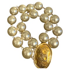Bracelet Chanel vintage en or avec logo CC en forme de couronne et fausses perles