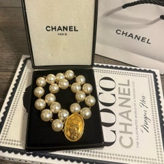 Bracelet Chanel vintage en or avec logo CC en forme de couronne et fausses perles