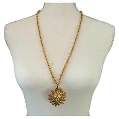Collar con colgante vintage de Chanel con el motivo del león CC