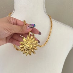 Collar con colgante vintage de Chanel con el motivo del león CC