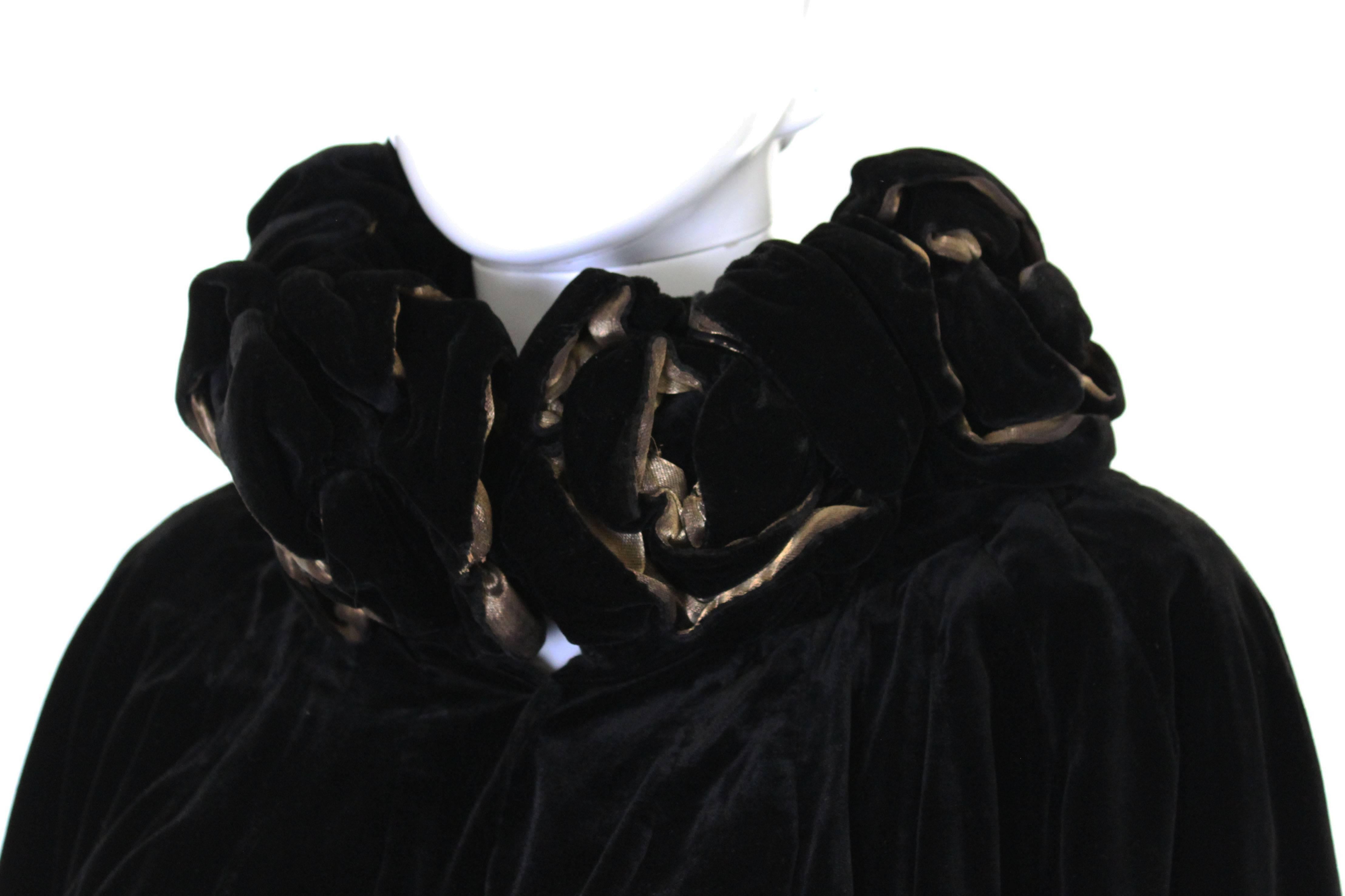 Vintage 1920s Black Velvet & Gold Lame Lace Cape In Good Condition In London, GB