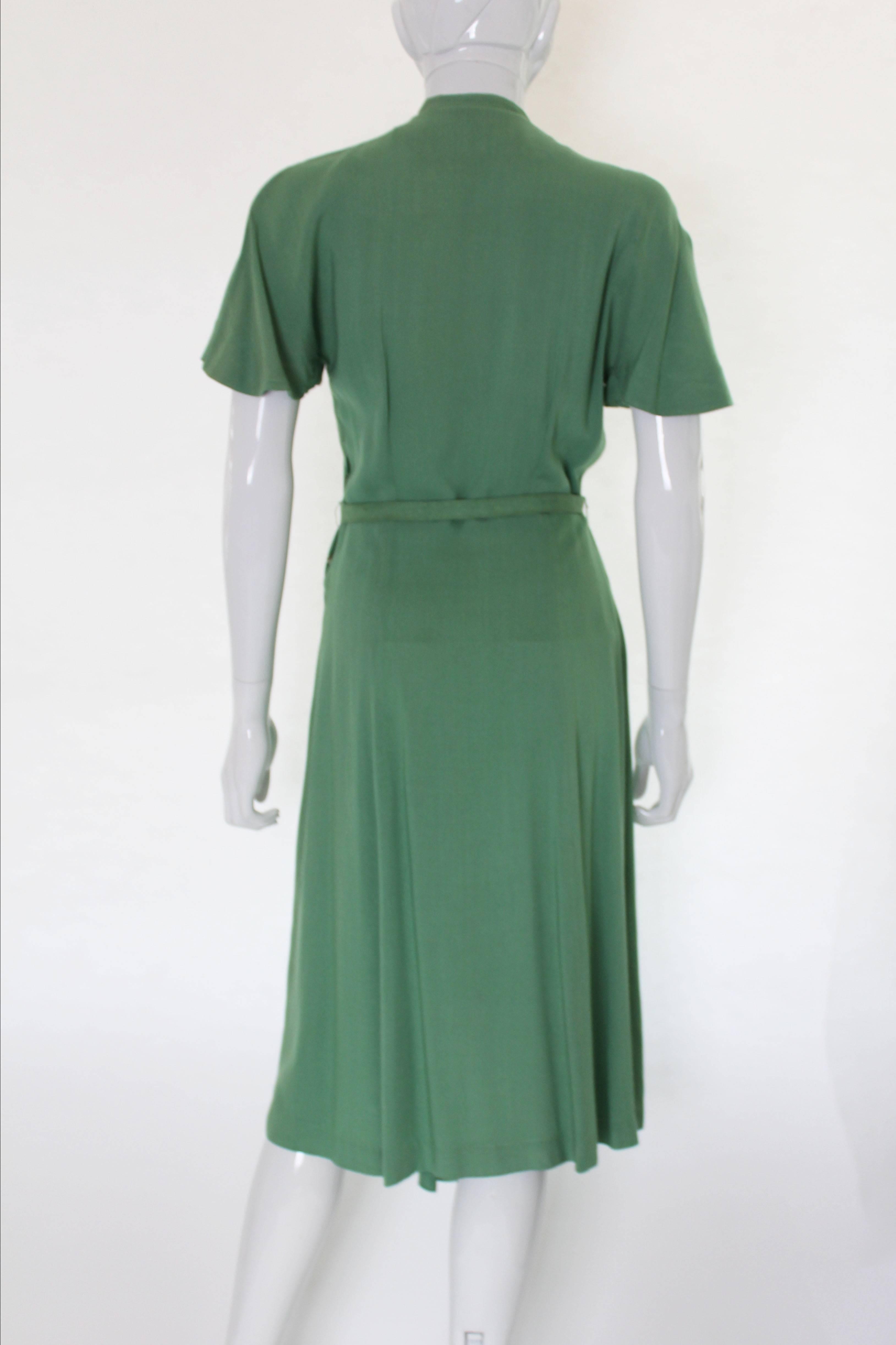 1940s Green Cotton Neck Tie Day Dress In Excellent Condition In London, GB