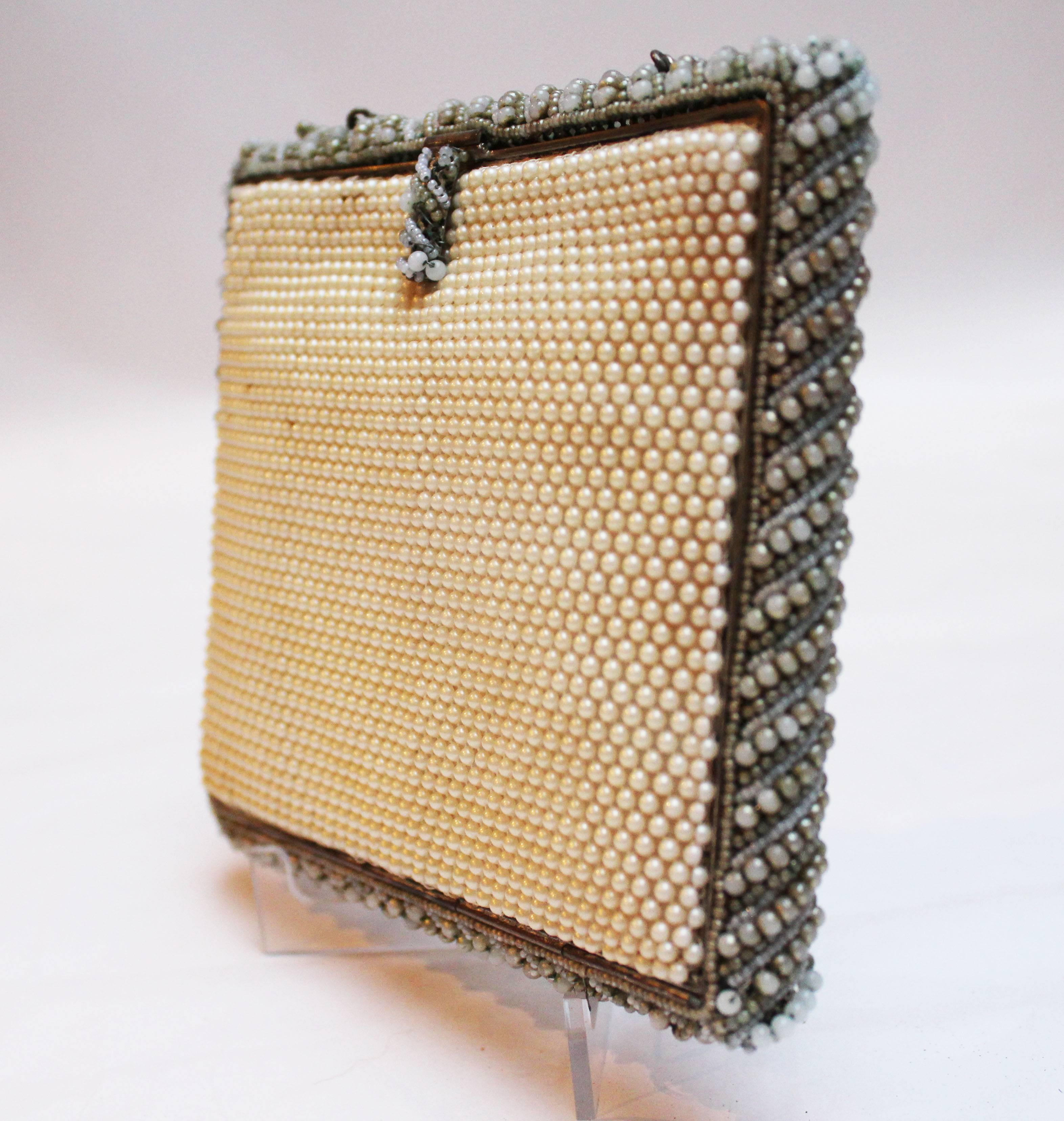 Vintage 1930s fully beaded evening bag with chain link handle with inner picket and a separate kiss lock purse attached inside and a small square vanity mirror. Perfect for a wedding bag or for bridesmaids.

Please note there are a few beads