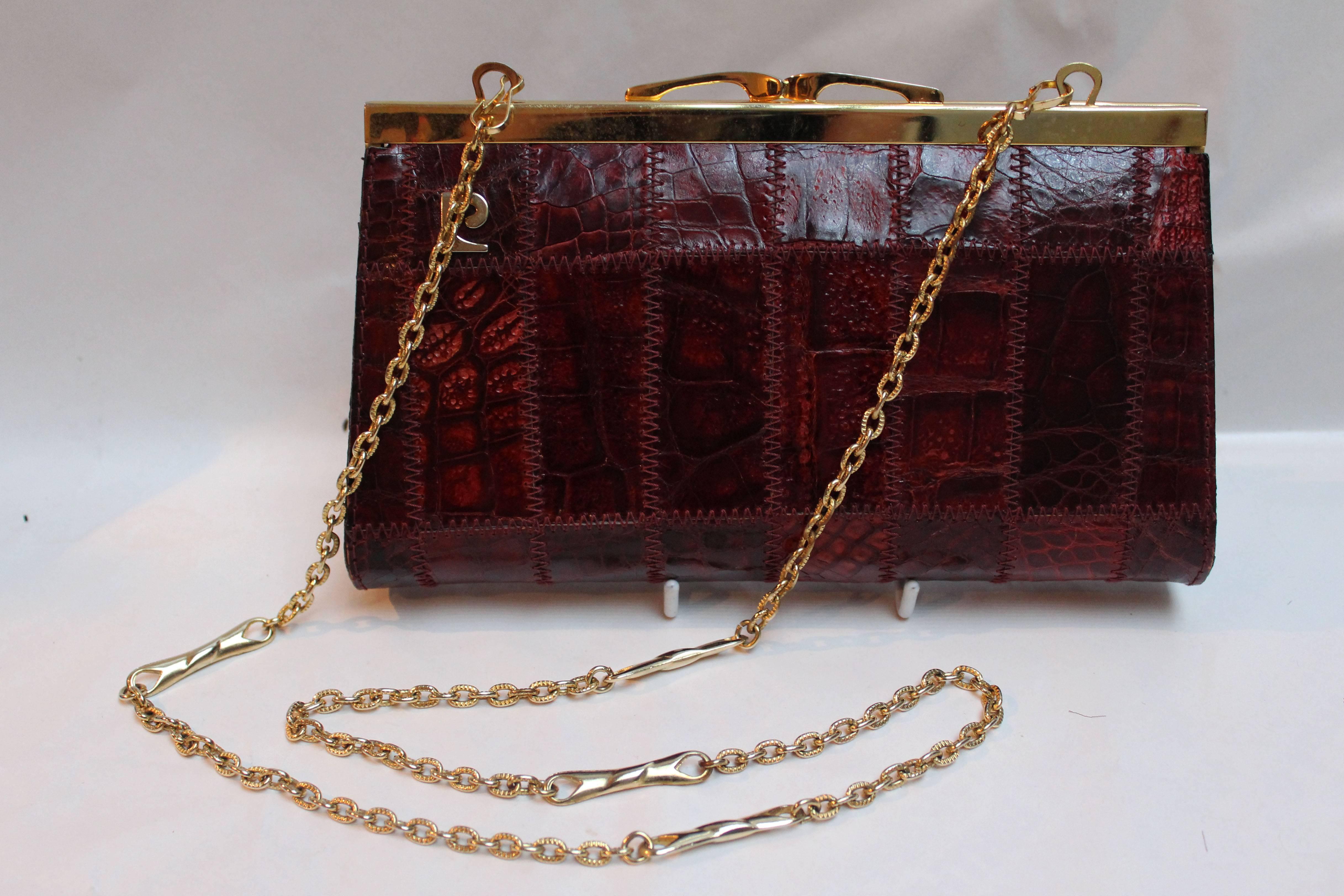 Diese burgunderfarbene Krokodiltasche des französischen Designers Pierre Cardin ist superschick und kann als Clutch oder Handtasche/Umhängetasche verwendet werden - sie hat eine schicke Kette, die darin versteckt werden kann, und  hat eine