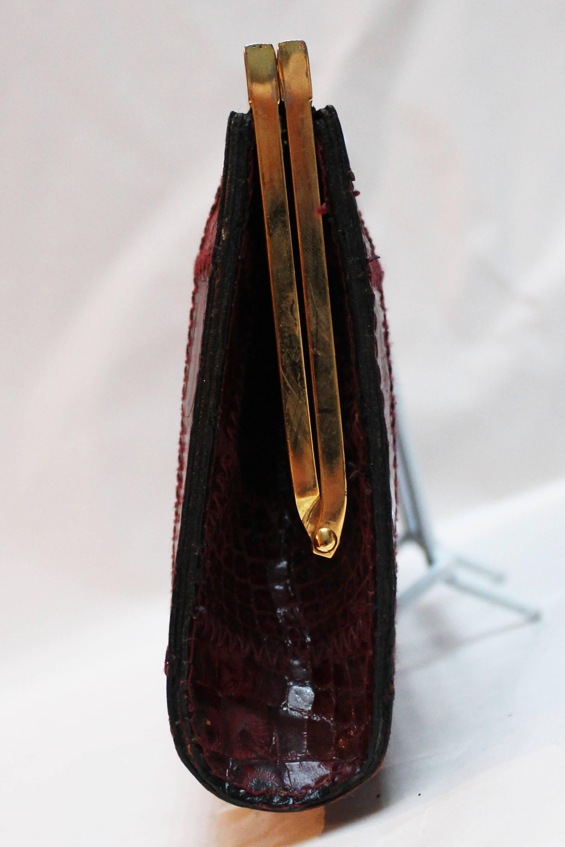 Burgunderrote Krokodil-Tasche von Pierre Cardin im Zustand „Hervorragend“ in London, GB