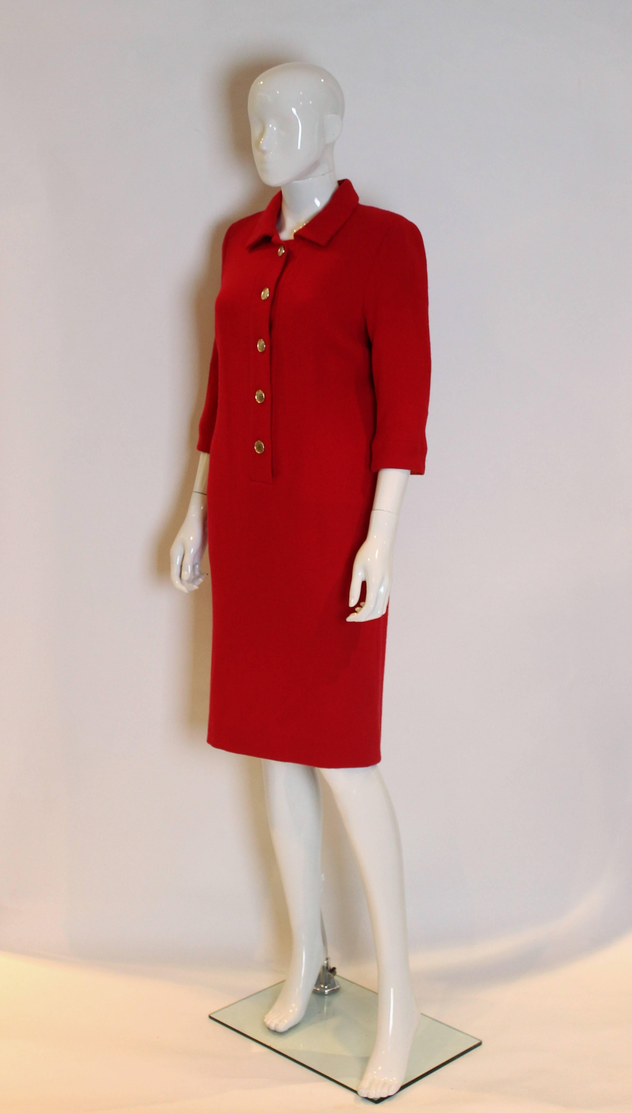 A great dress by royal couturier Stewart Parvin. In red wool crepe, this dress is fully lined, has elbow lenght sleeves, a 7 