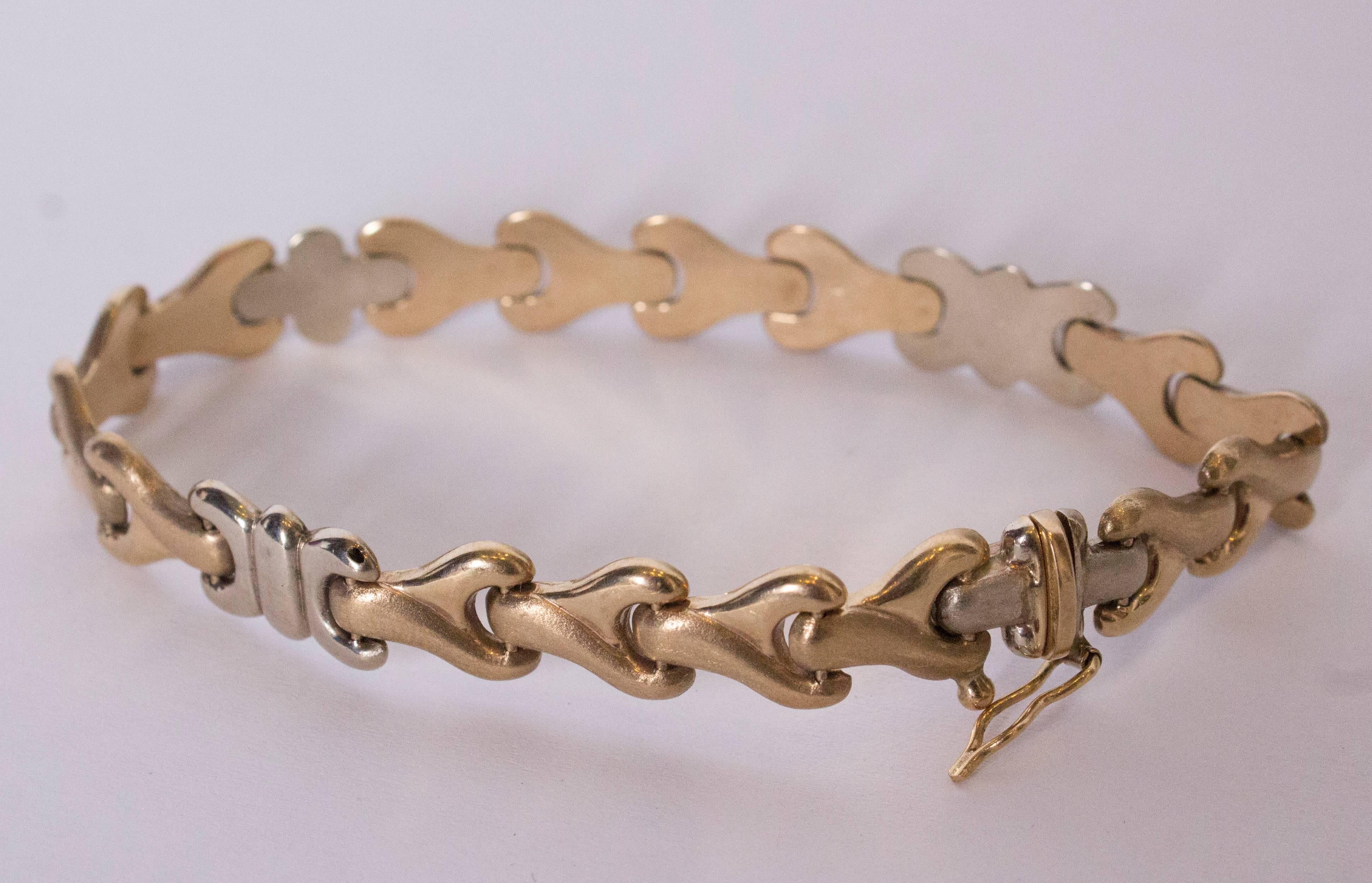 A pretty rose gold link bracelet, measuring 7 1/2 '' in length x 3/8'' in height