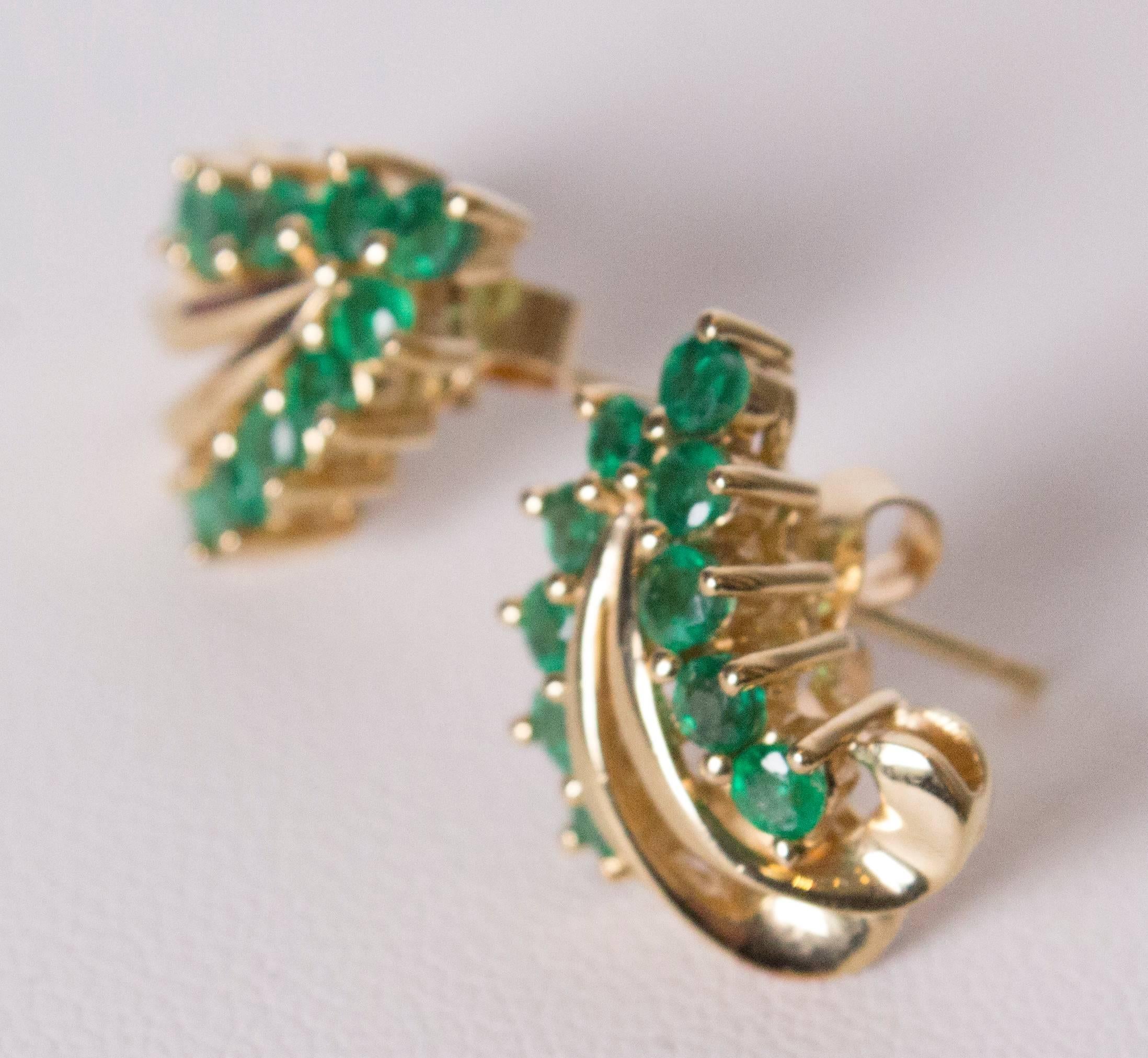 A chic pair of earrings for Spring. There are two rows of emeralds on each earring set in gold.. Stud backs
Length 3/4'', width 3/8''