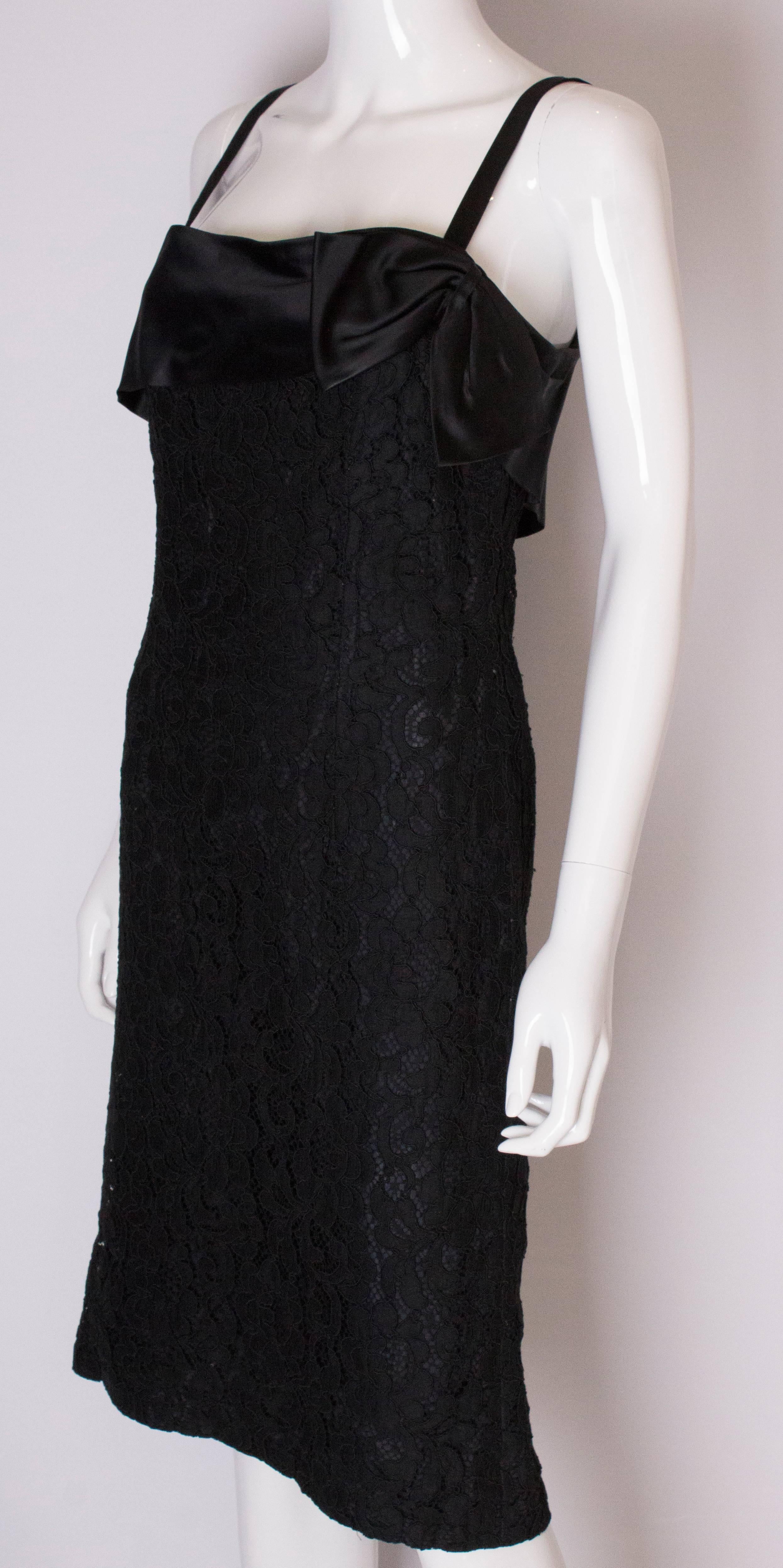 A Vintage 1960s chic Black heavy Lace Cocktail Dress In Good Condition For Sale In London, GB