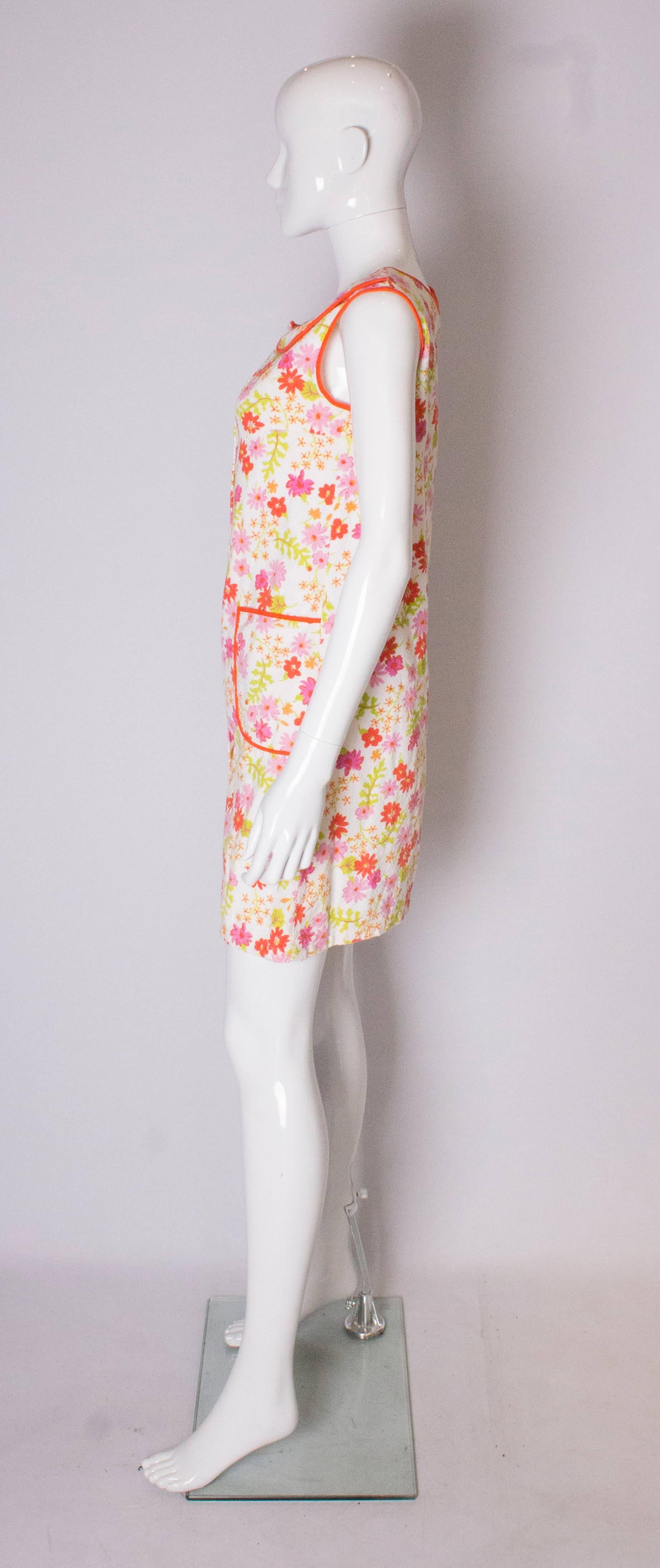 A Vintage 1960s floral printed Towelling summer Dress In Good Condition In London, GB