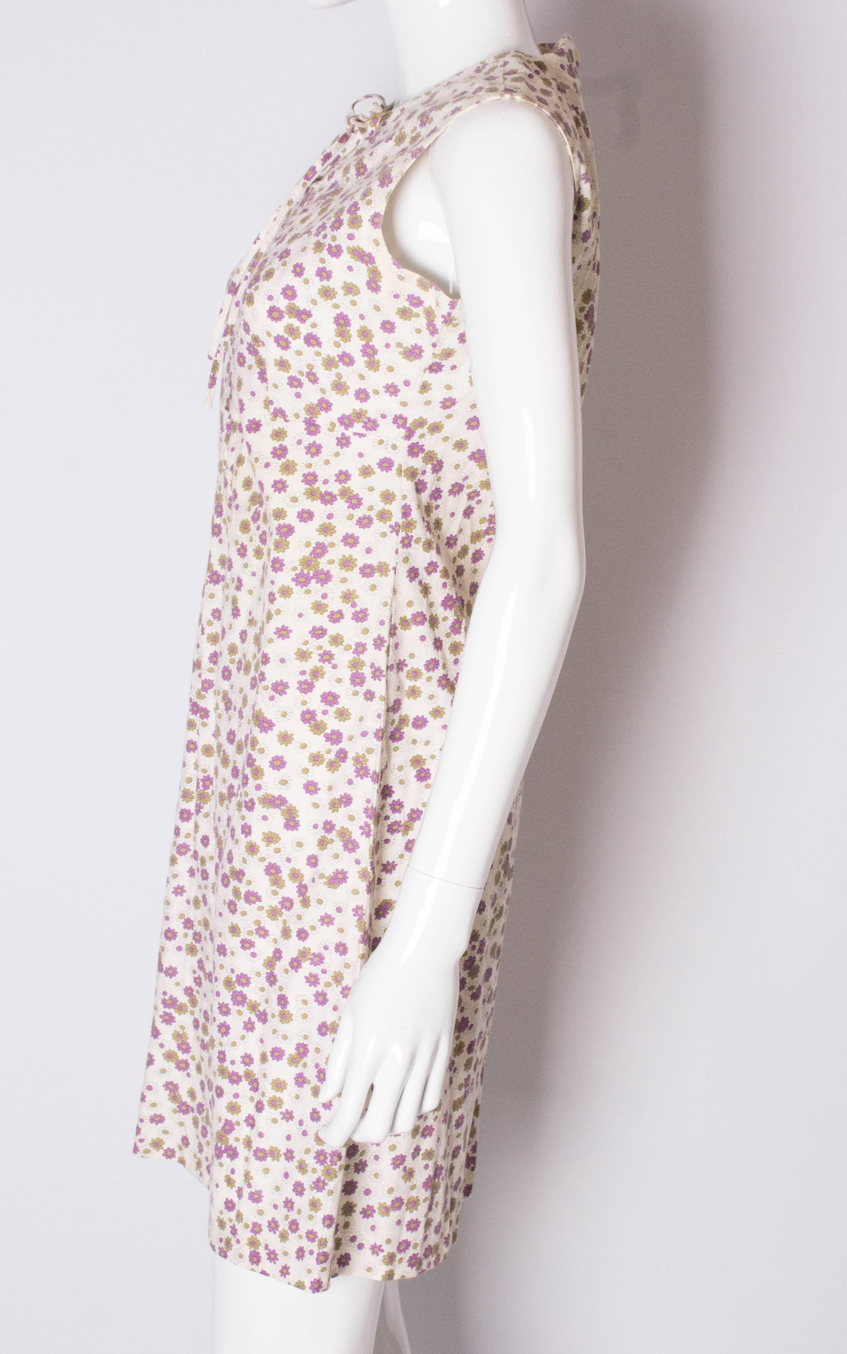 A Vintage 1960s floral print cotton day dress by Peter Robinson In Good Condition For Sale In London, GB