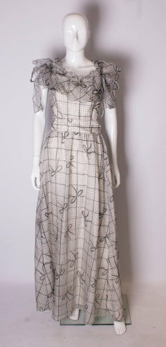 Un abito da sera vintage anni '70 in seta grigia stampata di Gina Fratini