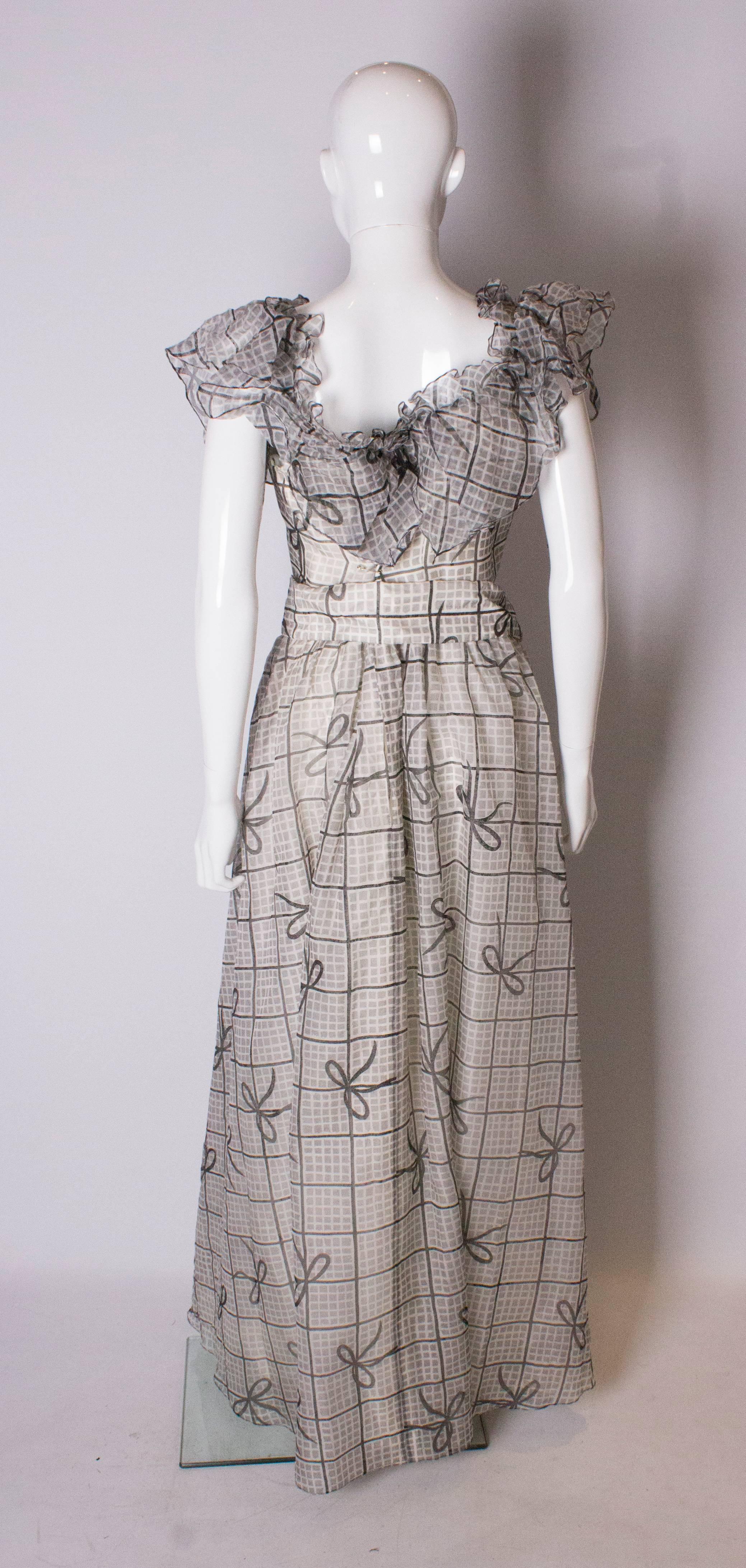 A Vintage 1970s grey printed silk evening gown by Gina Fratini In Good Condition For Sale In London, GB