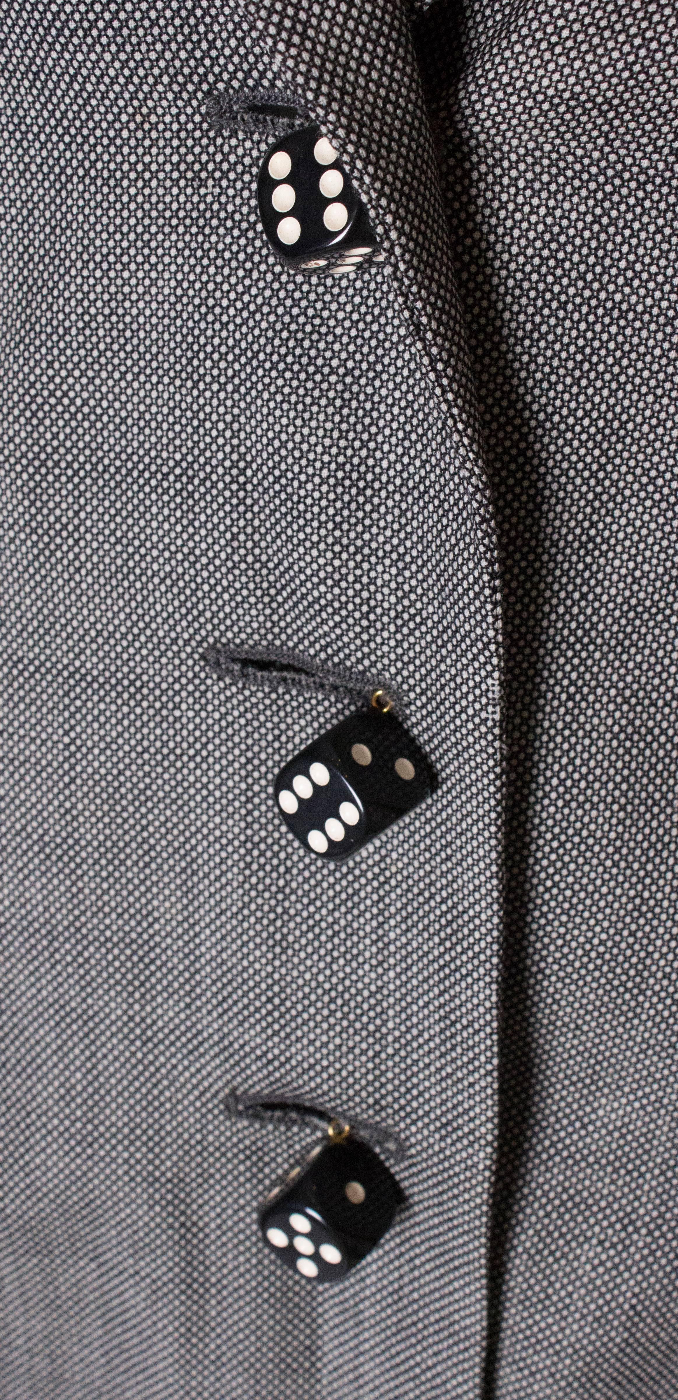 Chaqueta gris vintage de los años 90 con detalle de botones y dados de Moschino Couture Gris en venta