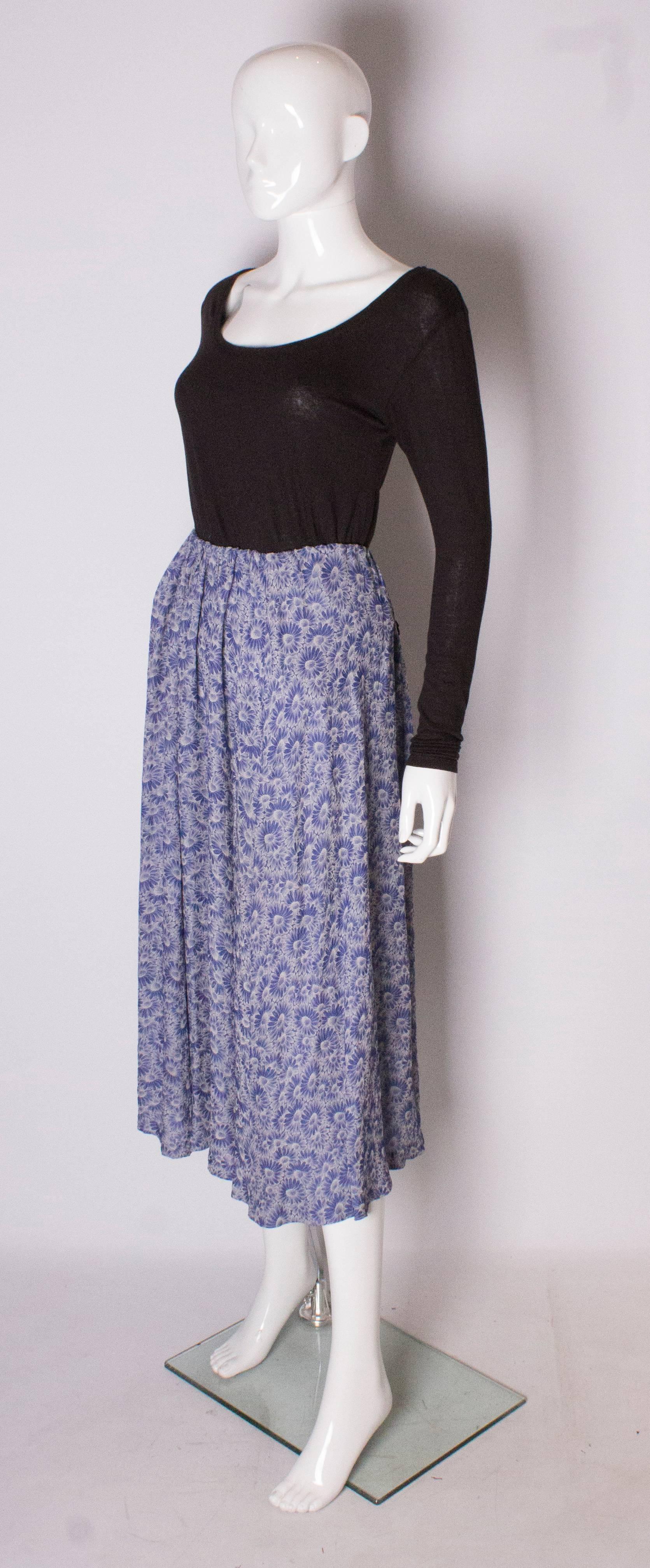 A Vintage 1970s Blue Floral printed Silk summer Skirt In Good Condition For Sale In London, GB